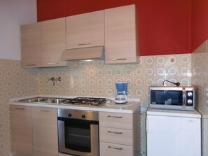 Fridge, microwave, oven, cookware/dishes/utensils - Wohnung im ersten Stock mit schönem Seeblick by Interhome (Bezzecca)