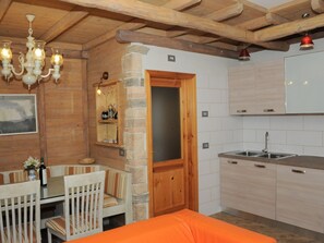 Dining - Erdgeschosswohnung mit privatem Garten by Interhome (Bezzecca)