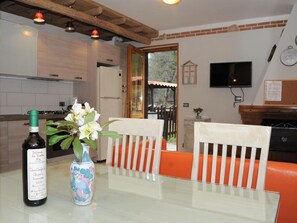 Interior - Erdgeschosswohnung mit privatem Garten by Interhome (Bezzecca)