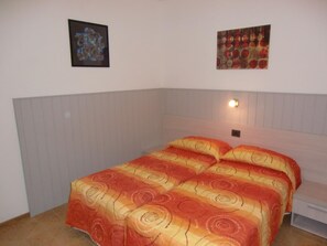 Bedroom - Erdgeschosswohnung mit Seeblick by Interhome (Bezzecca)