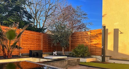 Chambre d'hĂŽtes moderne avec salle de bains privative dans maison neuve.