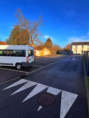 المنطقة المحيطة بالمنشأة