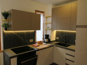 Kühlschrank, Mikrowelle, Ofen, Geschirrspüler