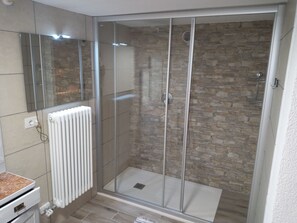 Towels - Freistehendes Haus mit eingezäuntem Privatgarten by Interhome (Bezzecca)