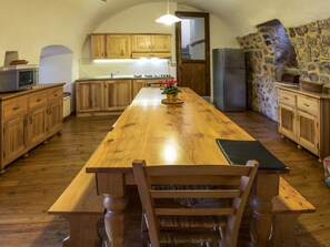 Jääkaappi, mikroaaltouuni, uuni, astianpesukone