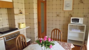 Kühlschrank, Mikrowelle, Ofen, Kochgeschirr/Geschirr/Besteck