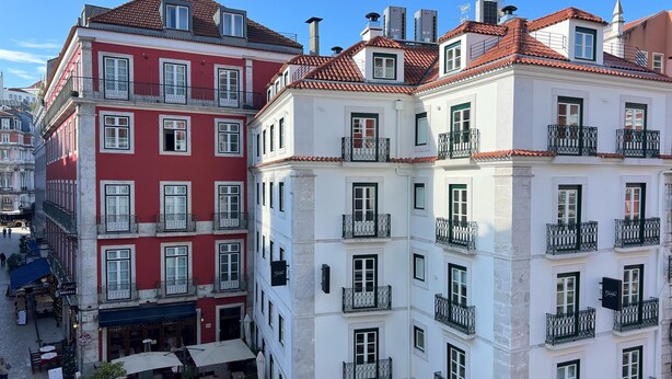 A hotel with multiple floors, balconies, and a courtyard with outdoor seating. - Rossio Garden Suites (Lisbon)