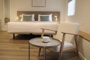 Superior studio, uitzicht op de stad | Een kluis op de kamer, verduisterende gordijnen, geluiddichte muren