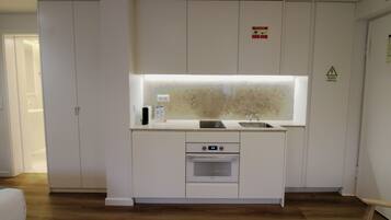 Standard Studio | Private kitchen | Mini-fridge, microwave, oven, stovetop