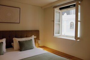 Estúdio superior, vista para a cidade | Cofres nos quartos, cortinas blackout, quartos à prova de som