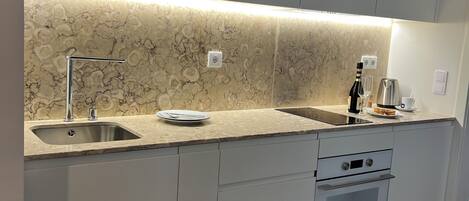 Estudio, 1 habitación, vistas a la ciudad | Cocina privada | Frigorífico pequeño, horno, placa de cocina y utensilios de cocina