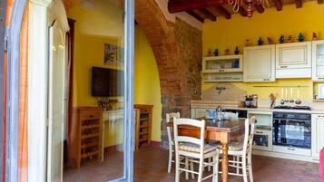 Kylskåp, mikrovågsugn, ugn och diskmaskin