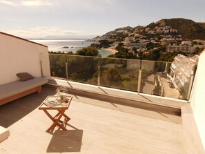Terrace/patio - Renoviertes Ferienhaus in Roses mit Terrasse by Interhome (Roses)