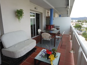 Outdoor dining - Appartement in Roses mit Grill, gemeinschaftlichem Pool und Terrasse by Interhome (Roses)