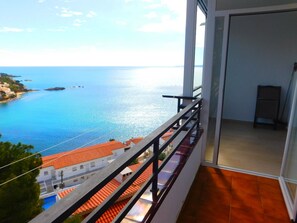 Property grounds - A-239 Ferienwohnung, Meerblick, Roses by Interhome (Roses)
