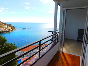 Property grounds - A-239 Ferienwohnung, Meerblick, Roses by Interhome (Roses)