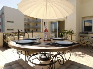 Outdoor dining - Wohnung in Roses mit Großer Terrasse by Interhome (Roses)