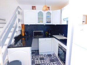 Fridge, microwave, cookware/dishes/utensils - mit privatem Garten und Terrasse by Interhome (Roses)