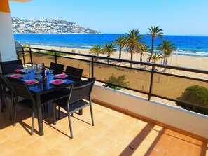 Outdoor dining - Appartement in Roses mit Großer Terrasse und Meerblick by Interhome (Roses)