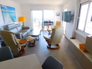 TV - Appartement in Roses mit Großer Terrasse und Meerblick by Interhome (Roses)