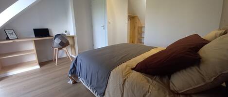 Iron/ironing board, WiFi, bed sheets