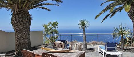 屋外ダイニングエリア