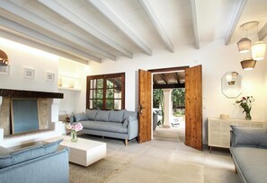 TV - Spektakuläre neu renovierte Villa in Pollensa by Interhome (Pollença)