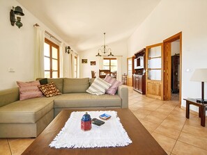 TV - Schöne Finca mit Aussicht, Pool und Jacuzzi by Interhome (Son Gall Vell)