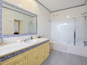Towels - Großes Landhaus mit Schwimmbad in Meeresnähe by Interhome (Llucmajor)