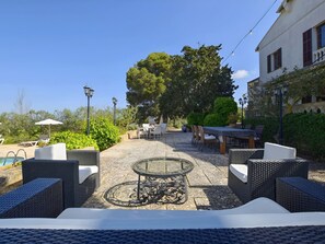 Outdoor dining - Großes Landhaus mit Schwimmbad in Meeresnähe by Interhome (Llucmajor)