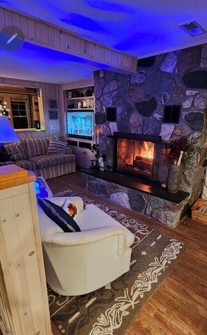 Living area - Make Memories This Summer-Easy Access To All Things Northern Michigan (Levering)