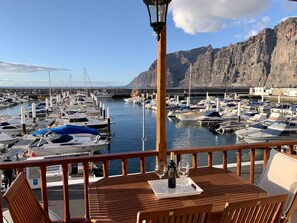 Outdoor dining - Wohnung mit Aussicht auf Meer und Klippen by Interhome (Los Gigantes)