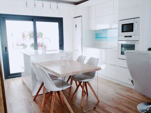 Fridge, microwave, oven, cookware/dishes/utensils - Casa Marysol mit Pool und Terrasse in Strandnähe by Interhome (Benalmádena Costa)