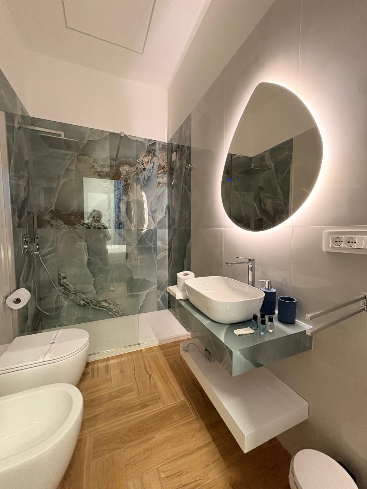 Basic-Zimmer | Badezimmer | Dusche, kostenlose Toilettenartikel, Haartrockner, Handtücher