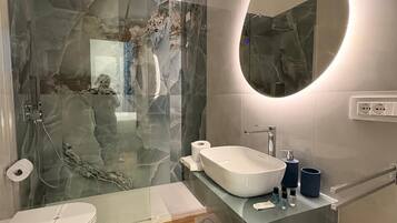 Basic-Zimmer | Badezimmer | Dusche, kostenlose Toilettenartikel, Haartrockner, Handtücher