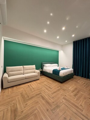 Basic-Vierbettzimmer | Zimmersafe, Schreibtisch, kostenloses WLAN