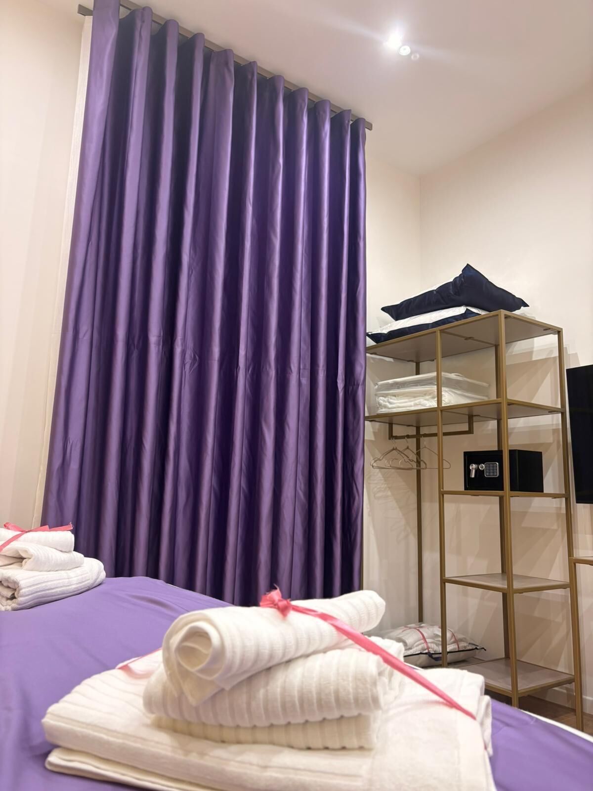 Safe på rommet, skrivebord og wi-fi (inkludert)