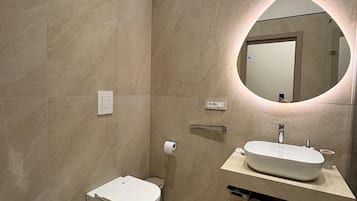 Quadrupla Classic | Bagno | Doccia, set di cortesia gratuito, asciugacapelli, asciugamani