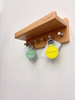 Un atril de madera con dos etiquetas para llaves que dicen "Positano Room" y "Sorrento Room".