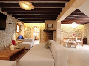 TV - Villa Alordes, ein rustikales Haus mit fantastischer Aussicht by Interhome (Pollença)