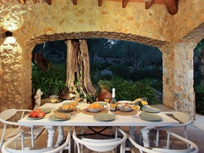 Outdoor dining - Villa Alordes, ein rustikales Haus mit fantastischer Aussicht by Interhome (Pollença)
