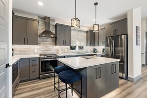 Fridge, microwave, oven, stovetop - 180 DEGREE VIEWS OF THE RED ROCKS W/3 MASTER EnSuite BEDROOMS, VIEWS GALORE!!! (Sedona)