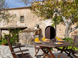 Outdoor dining - Tolle Finca in wunderschöner Landschaft by Interhome (Pollença)