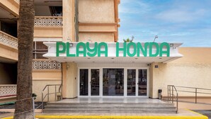 Playa Honda -hotellin sisäänkäynti, josta avautuu selkeä näkymä, ja hotellin nimi on näkyvästi esillä sisäänkäynnin yläpuolella.