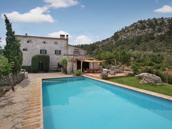 Pool - Guillo. 300 Jahre Geschichte an einem zeitlosen Ort by Interhome (Pollença)
