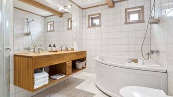 Een douche, een haardroger, handdoeken, shampoo