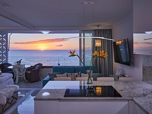 TV - Seaside Serenity, Luxus mit einem Hauch von Gourmet by Interhome (Patalavaca)
