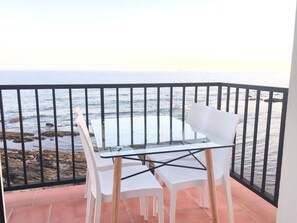 Outdoor dining - Wunderschöne Ferienwohnung in Las Lagunas De Mijas mit Möblierter Terrasse by Interhome (Mijas Costa)