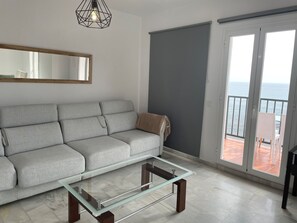 TV - Wunderschöne Ferienwohnung in Las Lagunas De Mijas mit Möblierter Terrasse by Interhome (Mijas Costa)