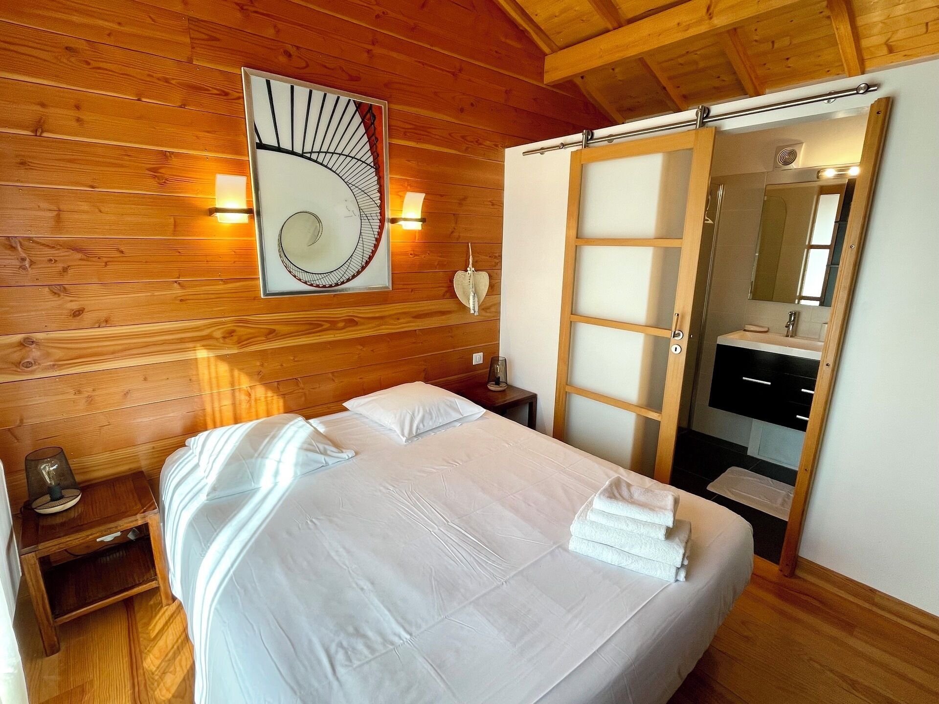 Tabla de planchar con plancha, wifi gratis y ropa de cama 